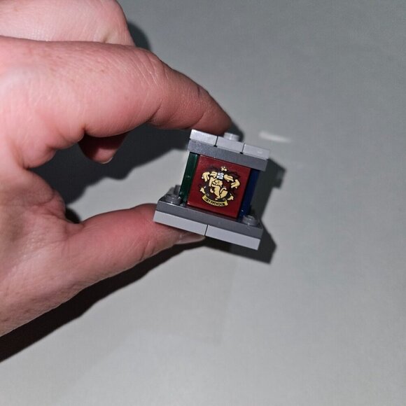 LEGO Harry Potter Advent Calendar 75964 House Crests Pedestal Gold Architect Fig - Picture 7 of 12